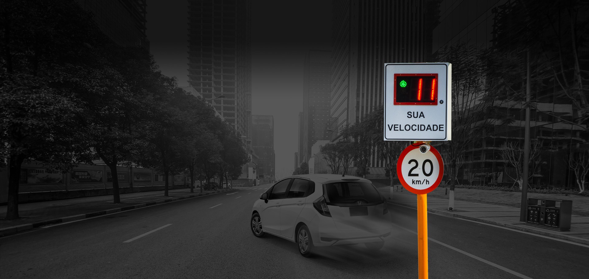 Lombada eletrônica exibindo a velocidade de um veículo